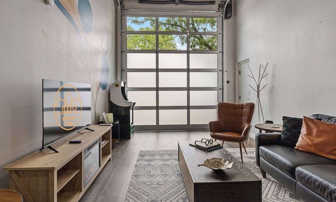 Barths Apartamento | Spacious loft- King Bed- Walk the neighborhood!