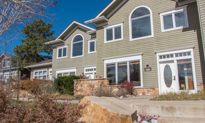 Stanley Hills Condominio | Spacious, lofted condo, private patio with hot tub, and views of RMNP!