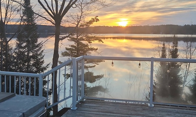 Coboconk Cabaña | Spacious Log Cabin, Ready for Fall and Thanksgiving!