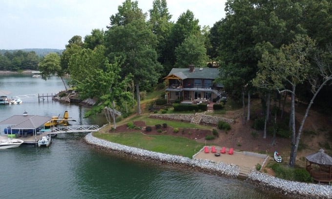 Seneca Casa | Spacious Log Cabin on Point Lot, Private Beach, Boat and PWC Rental Available