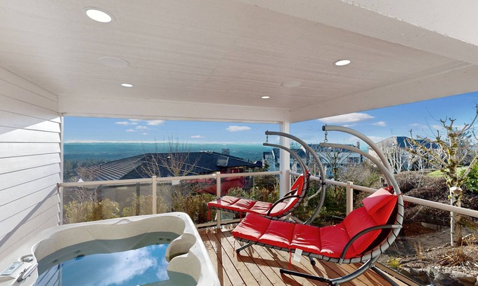 Northwest Portland Apartamento | Lower-level apartment with great views, hot tub, sauna, & yard - dog-friendly