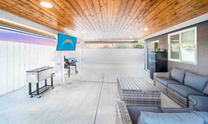 San Ysidro Casa | Spacious Lux Home 75" Smart TV/Outside Cinema