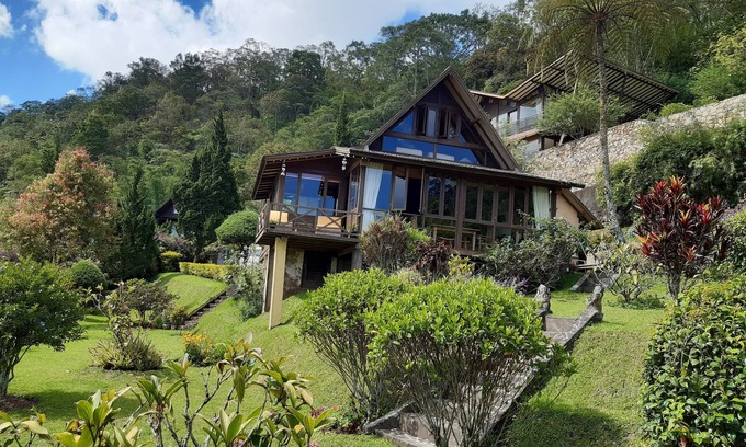 Bedugul Villa | Casa del lago de madera, Bedugul