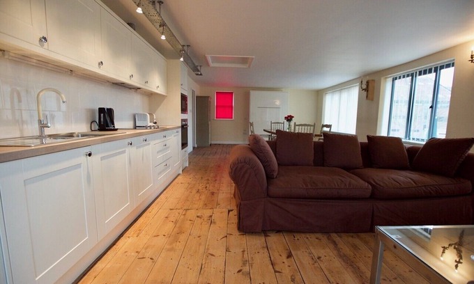 Ipswich Apartamento | Apartamento de lujo con servicio en Ipswich con dos camas y una terraza en la azotea