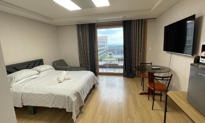 Clark Freeport Apartamento | Spacious Luxury Condo w/kitchen beside Hilton Clark D’Heights
