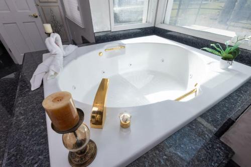 Fairvilla Casa | Spacious Luxury Estate Pool Jacuzzi Horses