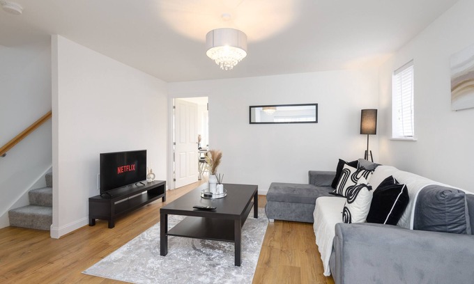 Broad Oak Casa | Spacious Luxury House In Canterbury with Free Parking & Garden - Sleeps 7