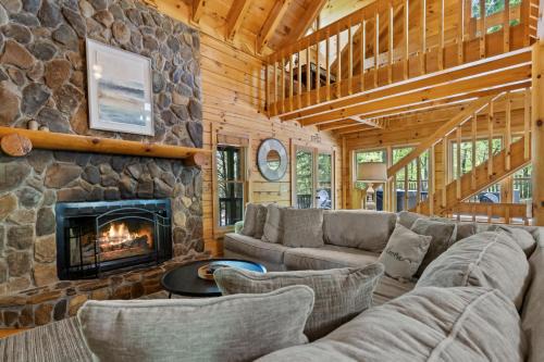 Blue Ridge Casa | Spacious luxury Lake Blue Ridge forest cabin an spa