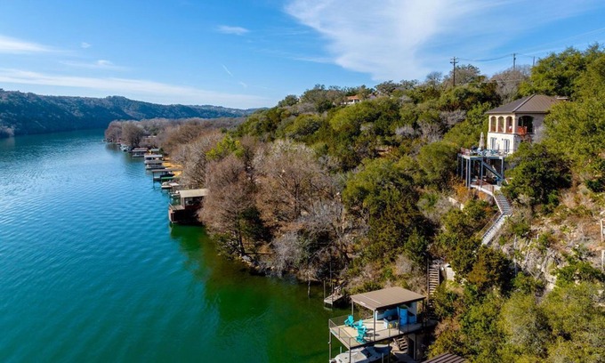 Oak Shores On Lake Austin Casa | Relax, Unwind & Play: Fire Pit, BBQ, Billiards & Lake Fun, 30 Mins from Austin
