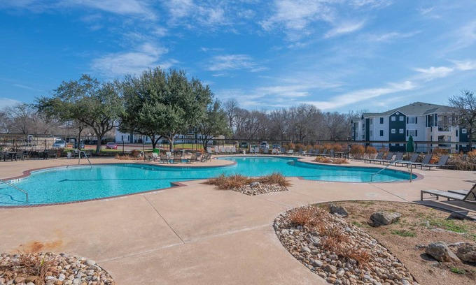 Pleasant Valley Apartamento | Spacious Luxury Retreat: 4 BR/4 BA Oasis near DT