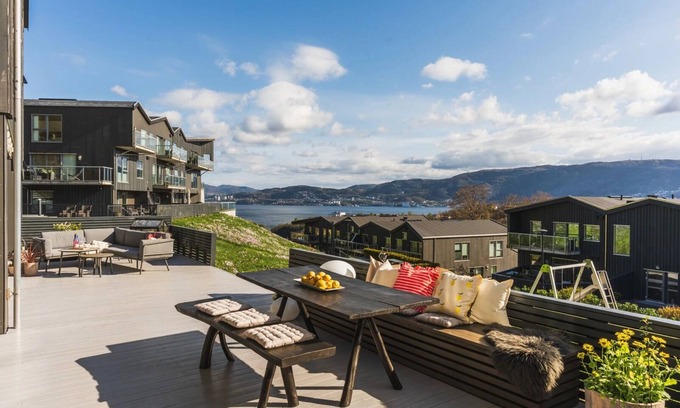 Laksevag Apartamento | Spacious Luxury, Terrace + Parking
