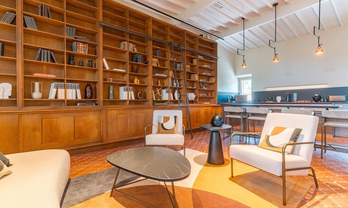 Chateauneuf-le-Rouge Apartamento | Spacious, modern loft in a château near Aix.