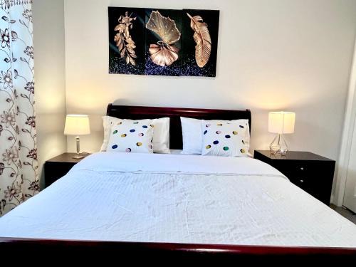Southwest Calgary Casa | Spacious main floor suite in Detached Bungalow with Parking & Kitchen