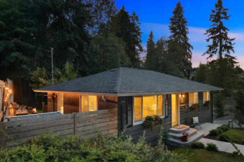 Edmonds Casa | Spacious Main Street Retreat for families and large groups