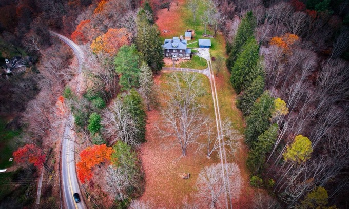 Redstar Casa | Spacious Manor at New River Gorge and Outdoor Activities - Skiing, Golf, Hiking