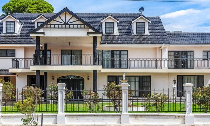 Lockleys Casa | Spacious Mansion Retreat: Enjoy the Beach & City