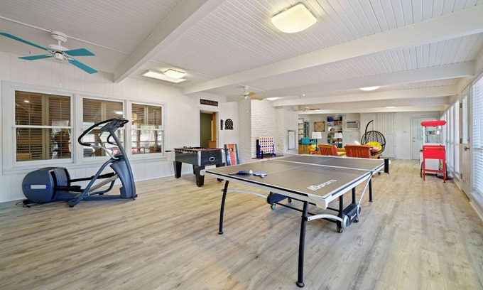 Del Mar Casa | Spacious MCM vacation home w/ private pool in the heart of Corpus Christi!!!!!!!