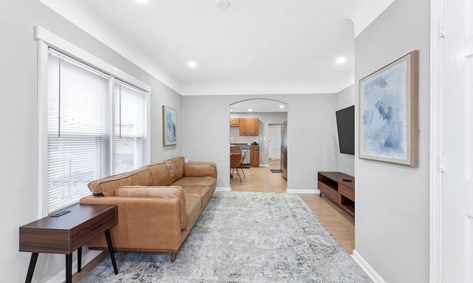 Wyandotte Apartamento | Spacious Mid Century Modern 1 Bed 1 Bath 65" TV