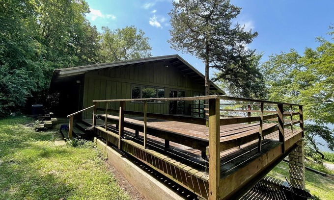 Nauvoo Casa | Spacious Midcentury Home right on the Mississippi River!
