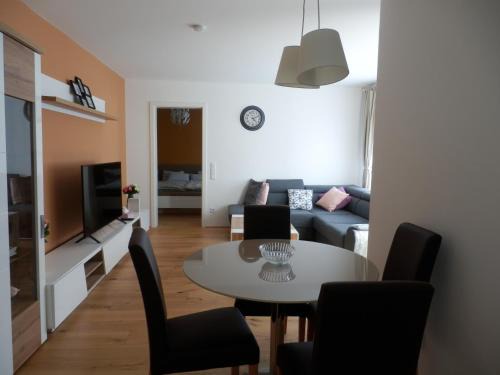Donaustadt Apartamento | Spacious, Modern 1-bdrm Apt near VIC & Austria Ctr