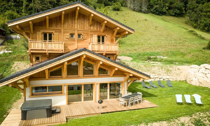 Montriond Chalet De Esquí | Spacious, modern 2-14 person chalet with HOT TUB, SAUNA and HOME CINEMA room