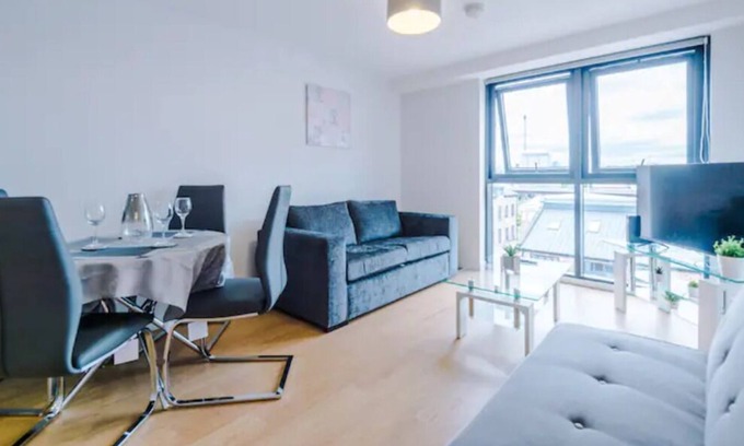 Leeds Apartamento | ✰Spacious & Modern 2 Bed Apt, 5 Mins from Leeds!