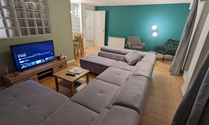 Tradeston Apartamento | Spacious Modern 2BR Apartment Near City Center