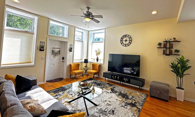 Noble Square Condominio | Spacious & Modern 3BD/2BA Home- Garage Parking!