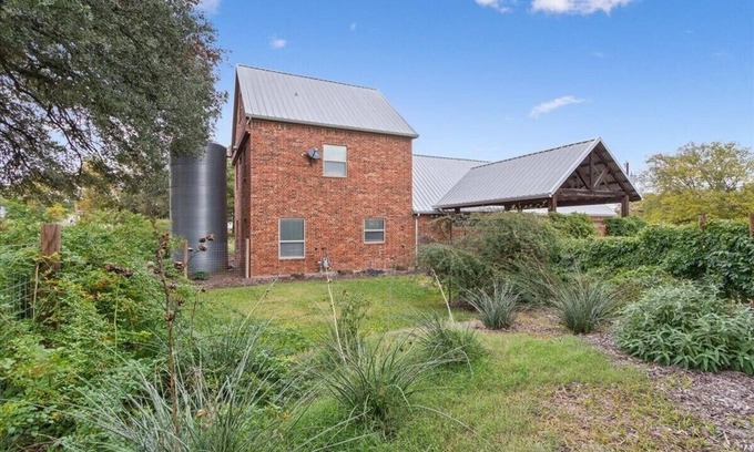 Waco Casa | Spacious modern 4 bedroom house -downtown Waco near Silo District