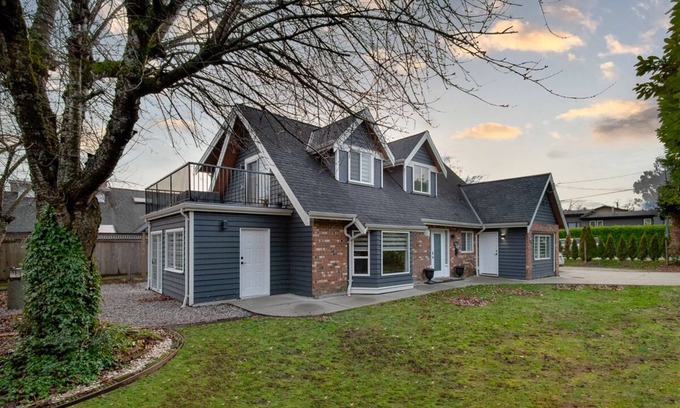 White Rock Casa | Spacious & Modern by the Beach ~ King & Queen Beds