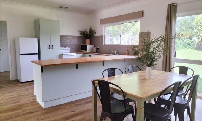 Atherton Casa | Spacious, Modern & Central