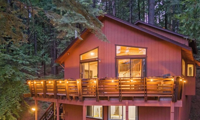 Dorrington Chalet De Esquí | Spacious modern chalet w/fire pit, BBQ, games, ping pong - 5 min from Big Trees!