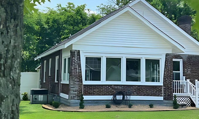 Lebanon Casa | Spacious, Modern & Convenient Retreat in Historic Lebanon, TN, Sleeps 12
