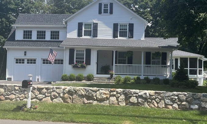 Norwalk Otro | Spacious, modern country farmhouse.