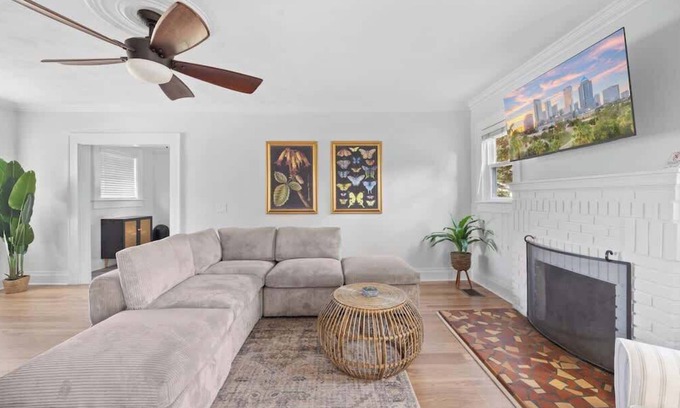 Riverside Heights Casa | Spacious Modern Farmhouse w Private Patio ans BBQ