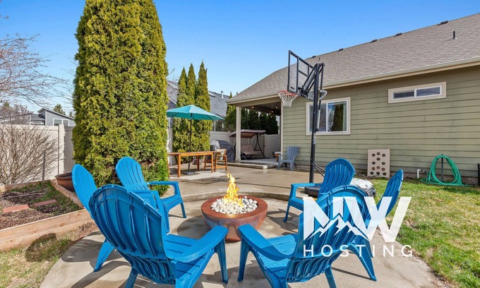 Coeur d'Alene Casa | Spacious Modern Home—Fire Pit, Basketball Hoop, Pop-A-Shot & Kids' Toys for Family Fun!