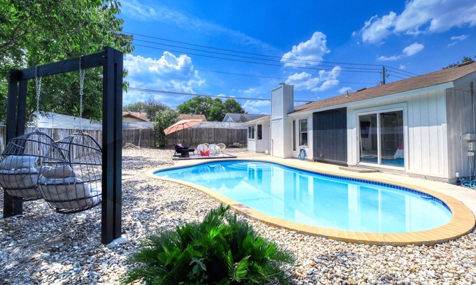 McNeil Casa | Spacious Modern Home| Pvt Pool | Free WIFI |5 Min. to Domain| 15 min to Downtown