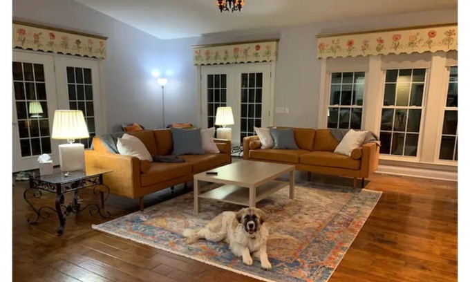 Lexington Casa | Spacious, modern home on a beautiful horse farm