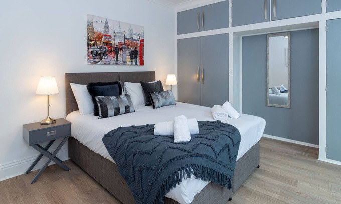 Portsmouth Casa | Moderno-Casa-Baño Privado-Street and garden view