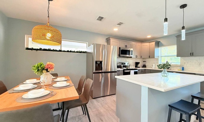 Lockhart Casa | Spacious Modern, King bed, Game room & more