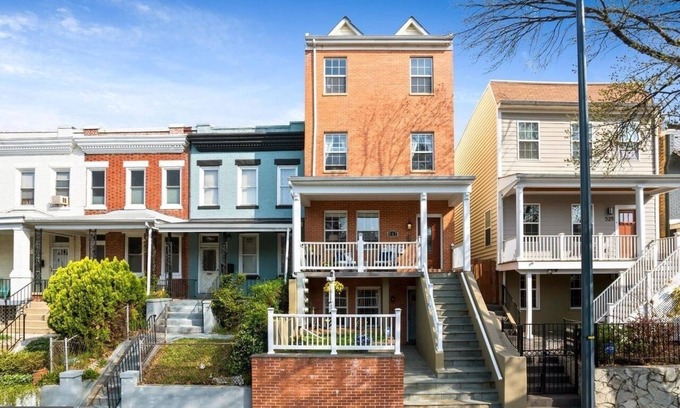 Northwest Casa | Spacious, Modern Luxury 2 bed, 2 bath w/ Spectacular Rooftop!