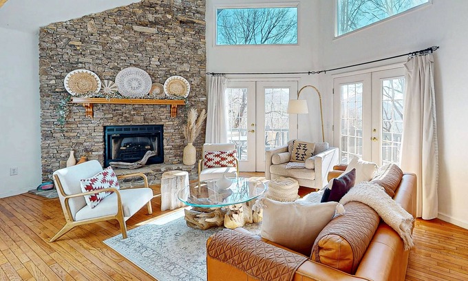 Bryson City Cabaña | Spacious Modern Mountain View Cottage with a game room and hot tub