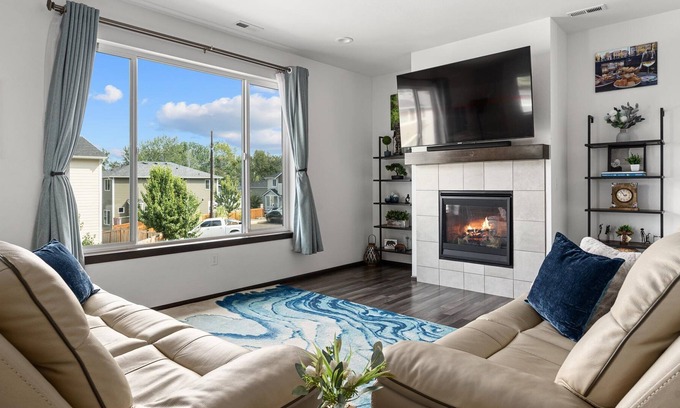 Highline Casa | Spacious Modern Quiet Home Minutes From Sea-Tac! (Pet-Friendly!)