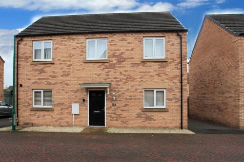 Peterborough Casa | Spacious & Modern Retreat Garden Free Parking!