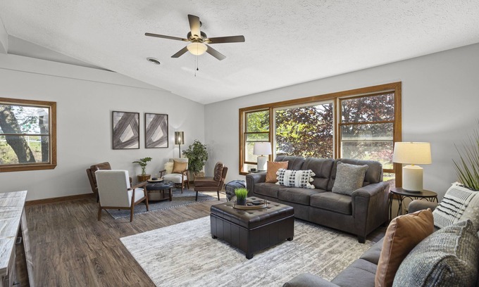 Huron Casa | Spacious Modern Farmhouse - Pickleball Court & near Beach!