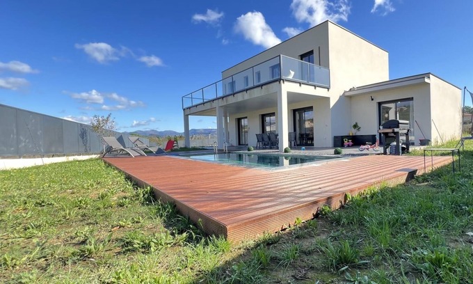 Saint-Sernin Casa | Spacious modern villa with swimming pool