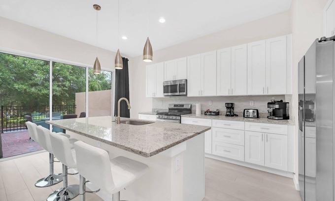 Crestwynd Bay Casa | Spacious, mordern and themed 5 Bedroom home minutes from Disney and waterparks!