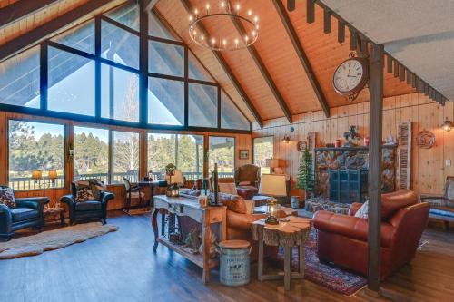 Munds Park Casa | Spacious Munds Park Cabin with Golf Course Views