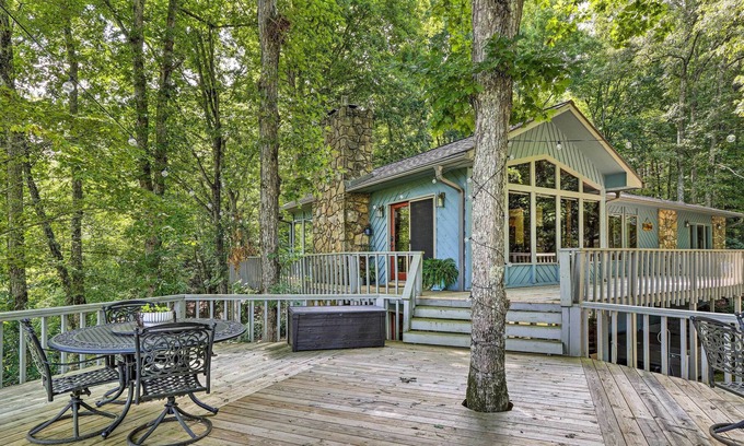 Murphy Cabina | Spacious Murphy Cabin w/ Fireplace + Large Deck!