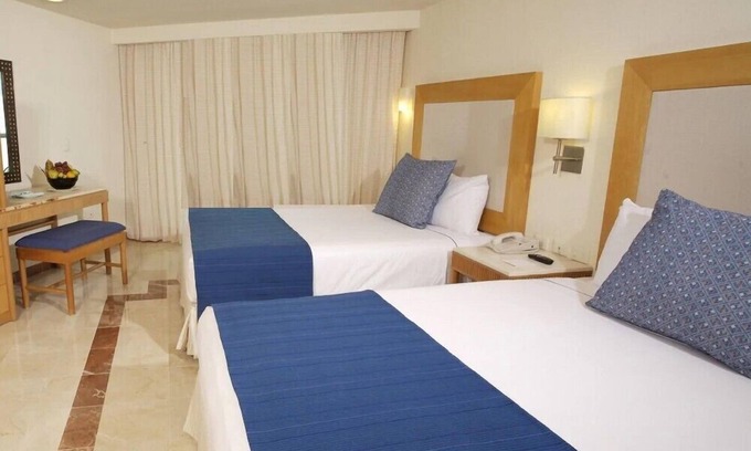 Cozumel Hotel | Spacious Studio with Pools and Hot Tub at Cozumel